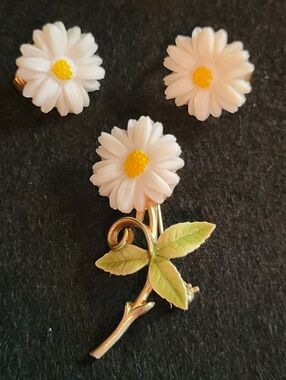 Vintage Jonette Jewelry Daisy Brooch and Clip-On Earrings